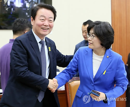 ▲ 국회 미래창조과학방송통신위원회에서 한선교 위원장(왼쪽)과 유승희 새정치민주연합 간사가 악수를 나누고 있다. (2014.4.30)  ⓒ 연합뉴스