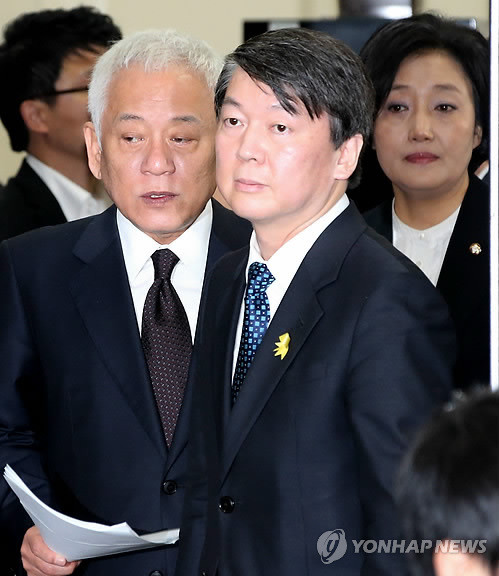 ▲ 김한길·안철수 공동대표(왼쪽부터)와 박영선 신임 원내대표 등 새정치민주연합 지도부가 9일 국회에서 열린 '당 최고위원·여객선 침몰사고 대책위원장단 연석회의'에 참석하고 있다.ⓒ연합뉴스