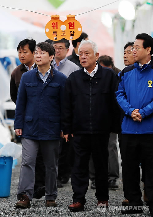 ▲ 새정치민주연합 김한길·안철수 공동대표가 세월호 참사 발생 23일째인 8일 오전 전남 진도 팽목항을 찾아 실종자가족 임시숙소에 들렀다 가족의 항의를 받고 물러가고 있다.ⓒ연합뉴스