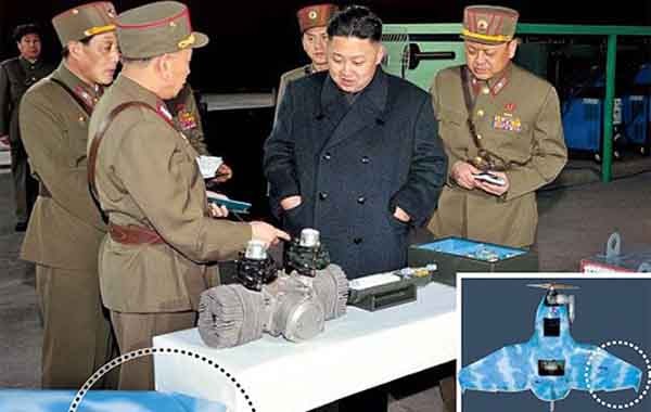 ▲ 북한 인민군 무기개발부대인 1501부대를 방문해 소형 엔진을 살펴보는 김정은. [사진: 조선중앙통신 캡쳐]