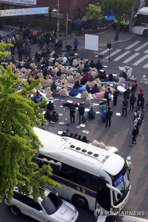 ▲ 9일 오전 서울 종로구 청운동주민센터 앞에서 세월호 침몰 희생자 유가족들이 대통령 면담을 요구하며 자리에 앉아 있다. ⓒ 연합뉴스