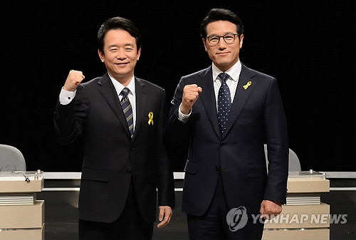 ▲ 남경필(왼쪽), 정병국 새누리당 경기도지사 예비후보가 7일 오후 경기도 부천 오정구 오정동 OBS경인TV에서 열린 경선토론회에서 포즈를 취하고 있다. ⓒ연합뉴스