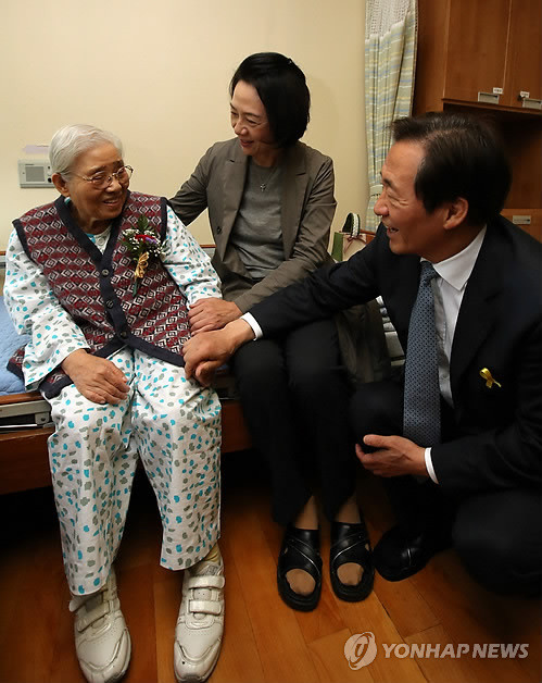 ▲ 정몽준 새누리당 서울시장 예비 후보와 부인 김영명 씨가 8일 오전 서울 성동구 동부노인전문요양센터를 찾아 이곳에 머무는 어르신께 카네이션을 달아드린 뒤 이야기를 나누고 있다.ⓒ연합뉴스