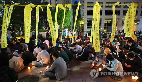 ▲ 9일 오후 세월호참사시민촛불원탁회의 회원들과 시민이 서울 중구 태평로 파이낸스 빌딩 앞에서 세월호 참사 진상조사를 촉구하며 촛불집회를 하고 있다. ⓒ 연합뉴스
