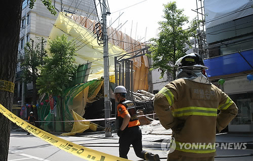 ▲ 10일 오후 서울 강남구 신사동 가로수길에서 철거작업 중이던 한 건물이 붕괴하는 사고가 발생했다. 현장에 출동한 소방관 및 구청 관계자들이 가스 누출 등 2차 사고를 막기 위해 사고 현장 출입을 통제한 가운데 가스 배관 차단 작업 등을 하고 있다.ⓒ연합뉴스