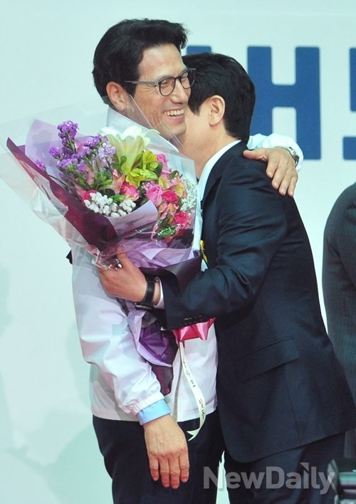 ▲ 10일 성남 종합운동장에서 열린 경기도지사 후보자 선출대회에서 남경필 의원이 선출된 직후 상대 후보인 정병국 의원과 포옹을 하고 있다. ⓒ이미화 기자