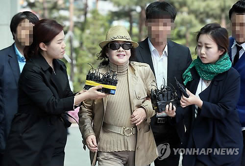 ▲ 유병언 전 세모그룹 회장의 측근이자 국제영상 대표인 탤런트 전양자가 10일 오후 피조사자로 검찰 조사를 받기 위해 인천시 남구 인천지방검찰청에 들어서기 전 취재진의 질문을 받고 있다.  ⓒ 연합뉴스