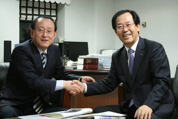 ▲ 왼쪽부터 이인권대표 김내동 솔로몬경영개발원 원장ⓒ