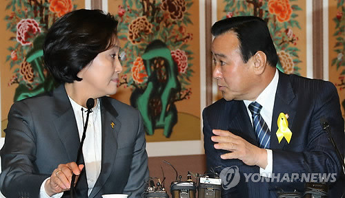 ▲ 여야의 새 원내사령탑으로 선출된 이완구 새누리당 원내대표와 박영선 새정치민주연합 원내대표가 11일 국회 사랑재에서 열린 공동기자회견에서 대화하고 있다. ⓒ연합뉴스