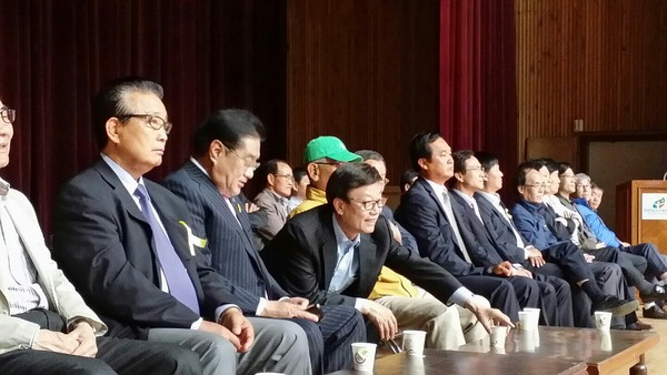 ▲ 새누리당 윤진식 충북도지사 후보가 11일 제천 세명대에서 열린 전국 남녀 종별배구선수권대회에 출전한 제천산업고 결승진출 경기를 관람하고 있다. ⓒ뉴데일리 DB