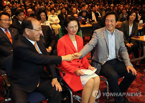 ▲ 새누리당 서울시장 정몽준 예비후보(오른쪽)가  지난 3월 31일 서울 여의도 중소기업중앙회에서 열린 비전선포식에서 황우여 대표(왼쪽)와 악수하고 있다. 가운데는 정 예비후보의 아내 김영명씨.ⓒ연합뉴스