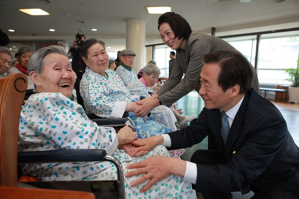 ▲ 정몽준 새누리당 서울시장 예비후보와 부인 김영명씨가 어버이날을 맞은 8일 오전 서울 성동구 홍익동 서울시립 동부노인전문요양 병원을 찾은 모습. ⓒ 정몽준 후보 선거사무소 제공
