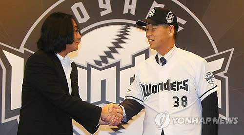 ▲ 고양원더스 김성근 감독(오른쪽)ⓒ연합뉴스