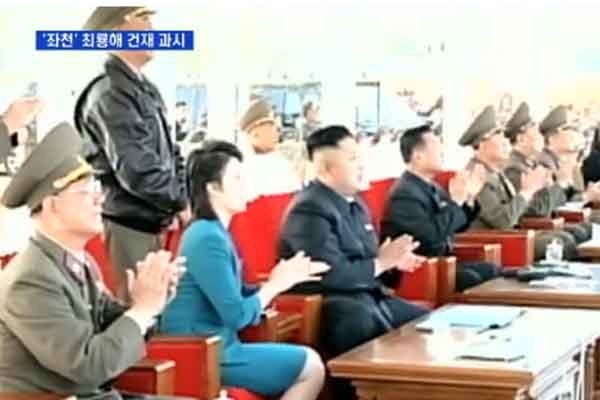 ▲ 지난 10일 조선중앙통신 등이 전한 김정은과 리설주의 공군 전투비행기술 경기대회 관람 보도 장면. 김정은, 리설주와 함께 군 주요인사들도 참석했다. [사진: MBN 보도화면 캡쳐]