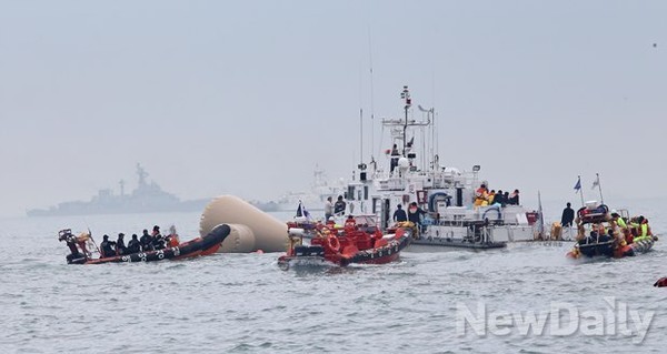 ▲ 수색작업 펼치는 해군과 해경ⓒ뉴데일리 정상윤 기자
