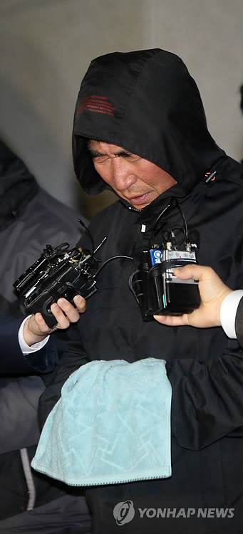 ▲ 여객선 '세월호' 침몰 사고와 관련해 형법상 과실 선박매몰 혐의 등으로 구속영장이 청구된 이준석 선장이 19일 광주지법 목포지원에서 영장실질심사를 받고 나오고 있다.ⓒ 사진 연합뉴스