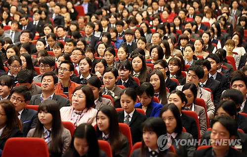 ▲ 금융위원회와 금융투자협회가 '금융3종자격증'의 폐지를 발표하면서 금융권 구직자들이 혼란을 겪고 있다. 사진은 한 시중은행 '특성화고 채용설명회'에 참석한 구직자들. ⓒ 연합뉴스