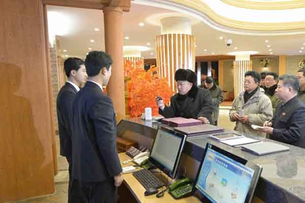 ▲ "정지됐다고요? 이거 아빠 카든데.." 평양의 외국인 전용 호텔을 둘러보는 김정은. [사진: 조선중앙통신 캡쳐]