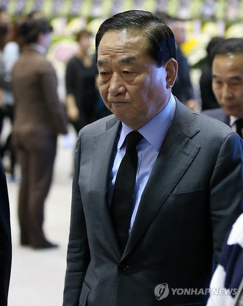 ▲ 새누리당 서청원 의원이 24일 오후 경기도 안산 올림픽기념관에 마련된 침몰 세월호 단원고 희생자를 위한 임시 합동분향소에서 헌화한 뒤 분향소를 나서고 있다.ⓒ연합뉴스