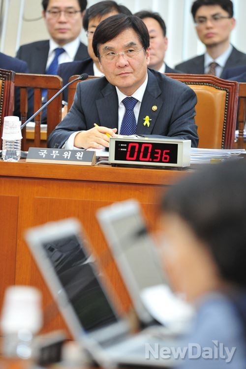 ▲ 강병규 안전행정부 장관이 14일 여의도 국회에서 열린  [안전행정위 전체회의]에 출석해 의원들의 질의를 받고 있다. ⓒ이종현 기자