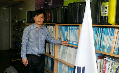 ▲ ▲ 사무실을 옮길 때 마다 따라다니는 대형 태극기 ⓒ뉴데일리