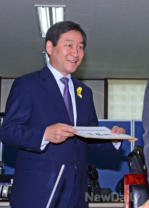 ▲ 새누리당 유정복 인천시장 후보가  6·4 지방선거 출마를 위해 15일 인천광역시선거관리위원회에 방문, 후보등록을 하고 있다. ⓒ뉴데일리 이미화 기자