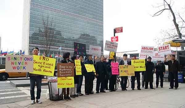 ▲ 유엔 안보리의 대북제재 결의안에 반대하는 자주민주통일미주연합 회원들. [사진: 뉴욕일보 캡쳐]