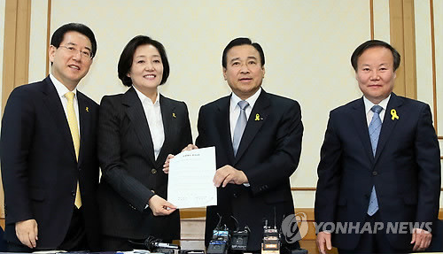 ▲ 새누리당 김재원 원내수석부대표(오른쪽부터), 이완구 원내대표와 새정치민주연합 박영선 원내대표, 김영록 원내수석부대표가 15일 국회 국빈식당에서 5월국회 합의사항을 발표하고 있다.ⓒ연합뉴스