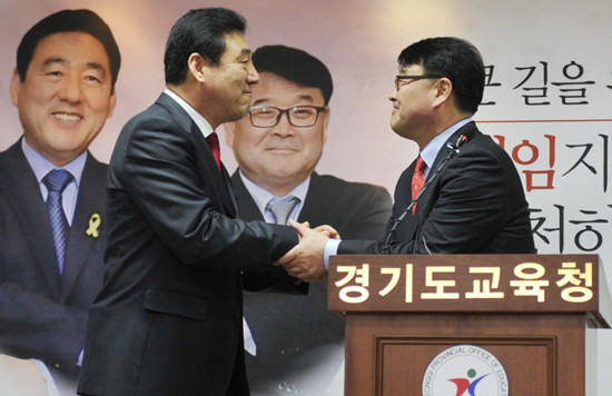 ▲ 경기도 교육감 선거에 나선 석호현(왼쪽) 예비후보는 14일 조전혁 예비후보를 지지하고 사퇴를 선언했다. 사진은 조 후보와 석 후보가 손을 잡고 있는 모습. 2014.5.15 ⓒ 조전혁 캠프 제공