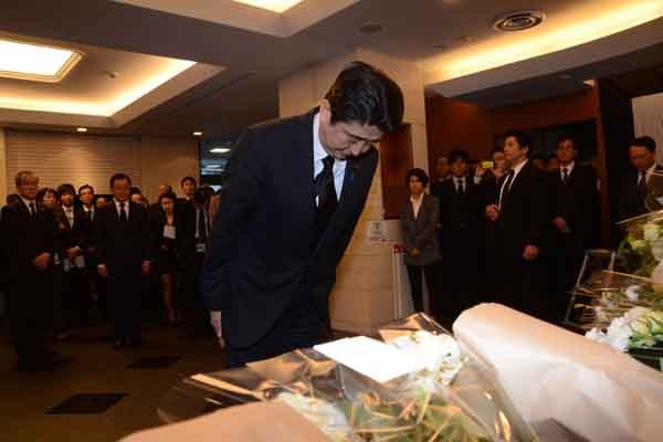 ▲ 세월호 참사와 관련해 도쿄 주일 한국대사관 분향소를 찾은 아베 신조 일본 총리. [사진: 외교부]