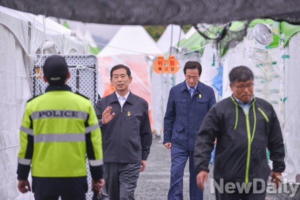 ▲ 지난 14일 정몽준 새누리 서울시장 후보가 진도 팽목항을 찾아 실종자 가족들에게 아들 발언에 대해 사과했다 ⓒ뉴데일리 자료