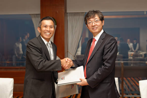 ▲ 이재훈 SK가스 인터내셔널 대표와 Teo Seowling  보팍(Vopak) 싱가포르 터미널 대표가 JV 설립 및 LPG 수입터미널 사용에 관한 계약을 체결했다. ⓒSK가스