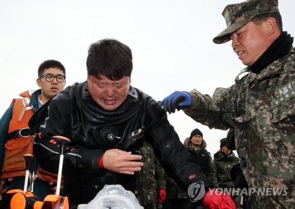 ▲ 실종자를 구조 작업을 마치고 언딘 마린 바지 선 위로 올라온 잠수사ⓒ연합뉴스