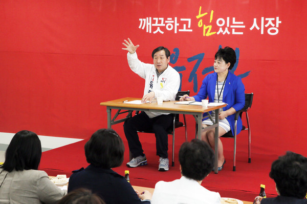 ▲ 인천시장 유정복 후보 어머니기자단의 질의에 답변하고 있다. ⓒ유정복 새누리당 인천시장후보 선거대책본부