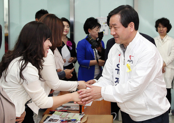 ▲ 유정복후보가 어머니기자와 함께 인사를 나누고 있다. ⓒ유정복 새누리당 인천시장후보 선거대책본부