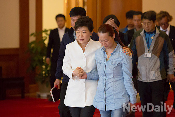 ▲ 박근혜 대통령이 세월호 참사가 일어난 지 한달째인 16일 청와대로 희생자 유족들을 초청해 면담을 가지고 있다. ⓒ 뉴데일리