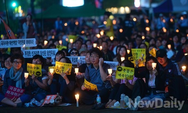 ▲ 촛불시위를 벌이는 국민들ⓒ뉴데일리