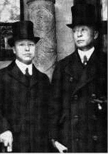 ▲ 이승만(왼쪽)과 서재필. 1921년 워싱턴 군축회의에 참석하기 위해 임시정부 구미위원부 청사를 나서는 모습ⓒ기파랑