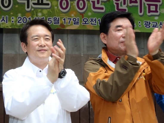 ▲ 17일 오전 수원중고등학교 총동문회 등산 행사에 나란히 참석한 새누리당 남경필 경기도지사 후보와 새민주연합 김진표 경기도지사 후보. ⓒ뉴데일리 DB