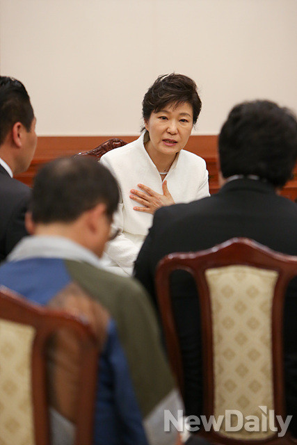 ▲ 16일 박근혜 대통령이 세월호 희생자 유족들을 청와대로 초청해 면담을 나누던 도중 눈물을 훔치고 있다. ⓒ 뉴데일리