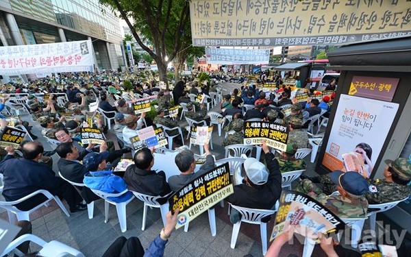 ▲ 17일 서울 광화문 동화면세점 앞 세월호참사 악용세력 규탄 국민대회 현장. ⓒ뉴데일리 정상윤 기자