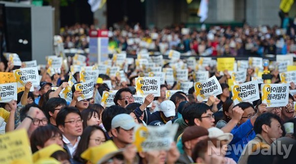 ▲ 민주노총, 참여연대를 비롯한 500여개 시민단체로 이뤄진  [세월호 참사 대응 각계 원탁회의]가 17일 오후 6시부터 서울 청계광장에서  [세월호 참사 추모 5.17 범국민 촛불행동] 집회를 열었다. 집회 참가자들이 [박근혜는 책임져라], [아이들을 돌려달라] 등이 적힌 손 팻말을 들고 있다.ⓒ 사진 뉴데일리 DB