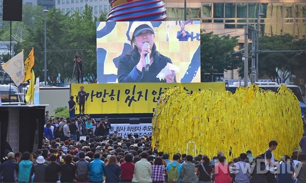 ▲ 세월호 참사 촛불집회에서 울며 발언하는 노란손수건 오혜란 대표 ⓒ뉴데일리DB