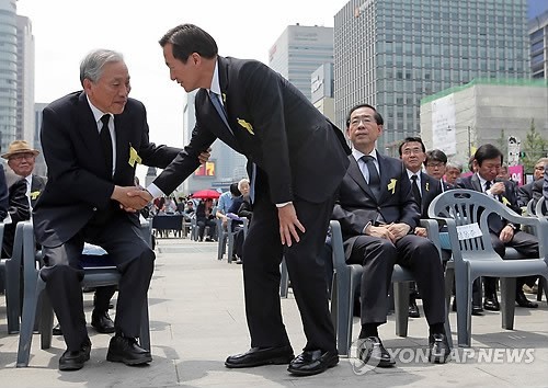 ▲ 정몽준 새누리당 서울시장 후보가 18일 오전 서울 광화문광장에서 열린 '5·18민주화운동 제34주년기념 서울행사'에 참석한 뒤 자리를 떠나며 박석무 행사위원장과 악수하고 있다. 사진 앞줄 오른쪽은 박원순 새정치민주연합 서울시장 후보 ⓒ연합뉴스