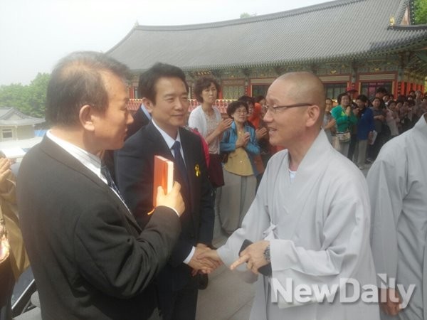 ▲ 경기도 분당 대광사 명상수련센터 상량식에 참석한 남경필 후보(가운데)와 월도 주지스님(오른쪽)ⓒ뉴데일리=유경표 기자