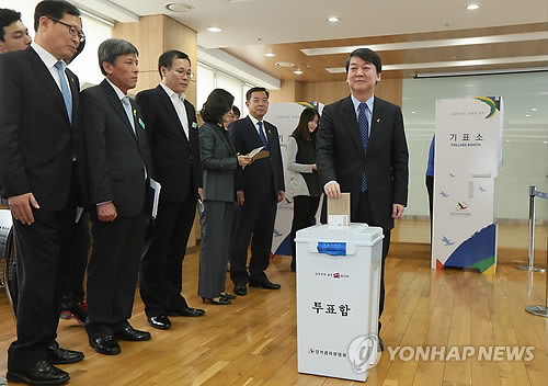 ▲ 안철수 새정치민주연합 대표가 19일 오후 서울 영등포구 여의동 주민센터에 마련된 '6.4 지방선거 사전투표 모의시험장'에서 사전투표를 체험하고 있다.ⓒ연합뉴스
