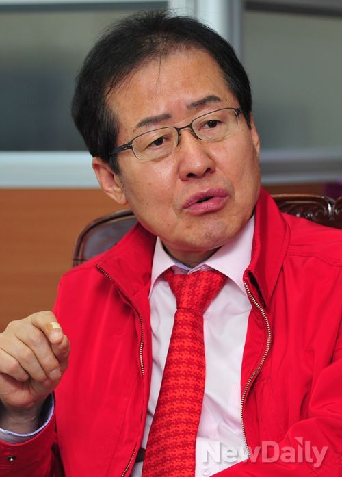 ▲ 뉴데일리와 인터뷰를 갖고 있는 새누리당 홍준표 경남지사 후보. ⓒ이종현 기자