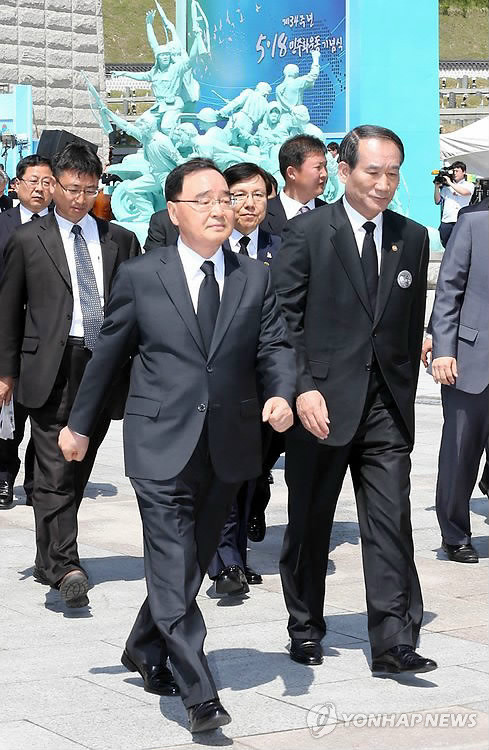 ▲ 18일 광주 운정동 국립 5.18 민주묘지에서 열린 5.18 광주민주화운동 기념식에 참석한 정홍원 국무총리(왼쪽)와 박승춘 국가보춘처장(오른쪽)ⓒ연합뉴스