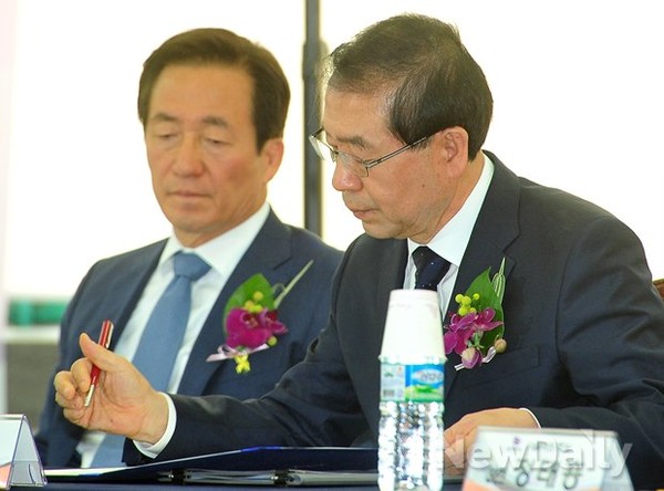 ▲ 서울시 선관위에서 열린 '매니페스토 정책선거 실천 협약식'에 참석한 정몽준, 박원순 서울시장후보.ⓒ이미화 기자