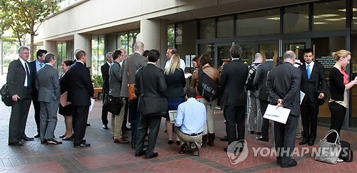 ▲ ▲ 제2차 애플 대 삼성전자 재판의 배심원들이 5월 5일(현지시간) 확정평결 발표 직후 미국 캘리포니아북부 연방지방법원 새너제이지원 안뜰에서 기자들의 질문에 답하고 있다. ⓒ연합뉴스